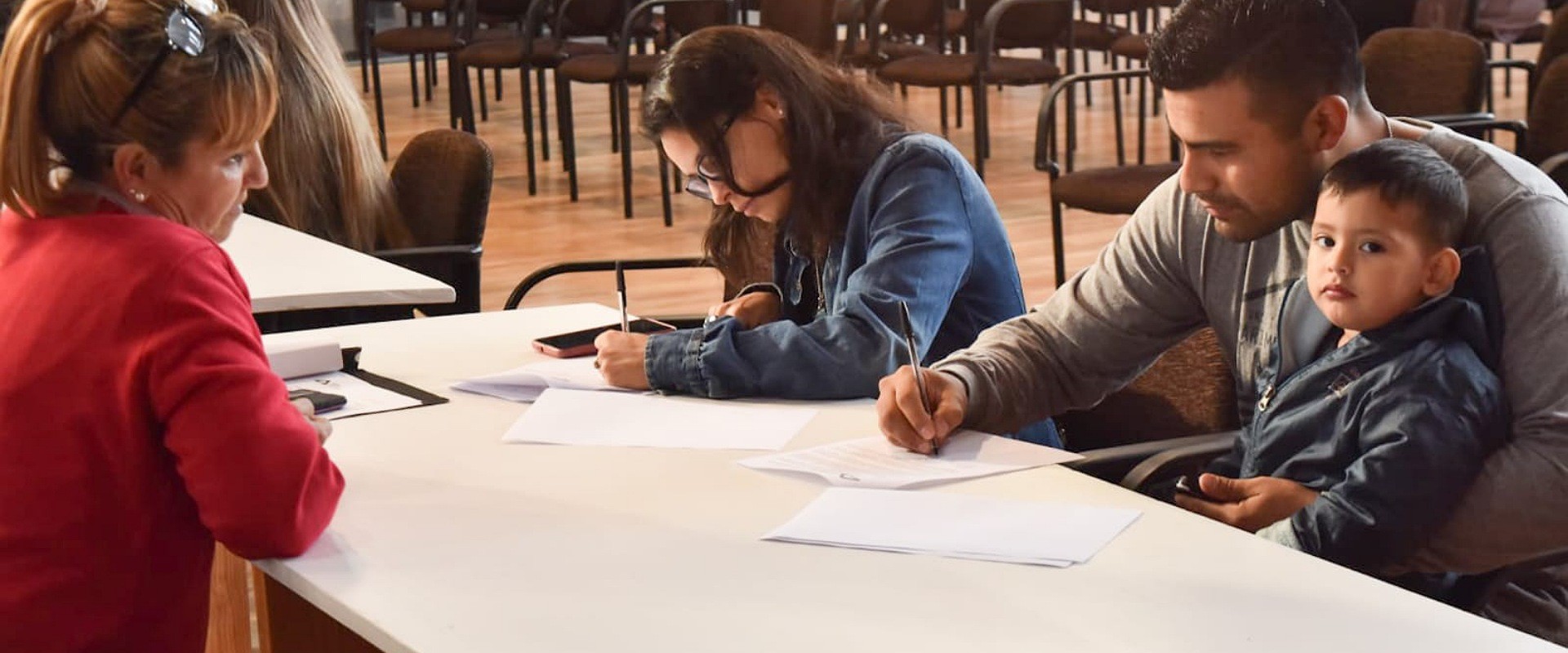 Familias preadjudicatarias recorren la obra y firman las tenencias de las 500 viviendas que se construyen en Paran&aacute;
