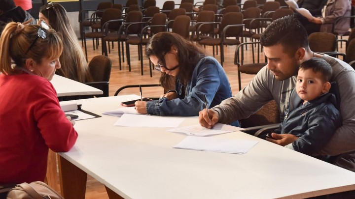 Familias preadjudicatarias recorren la obra y firman las tenencias de las 500 viviendas que se construyen en Paran&aacute;