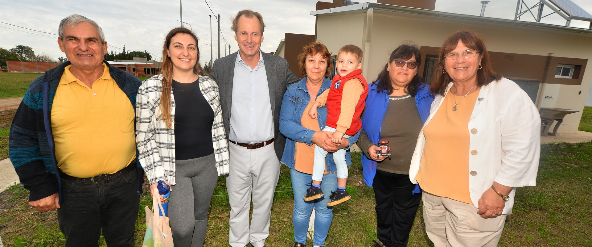 Bordet entreg&oacute; viviendas y aportes en Villa Elisa