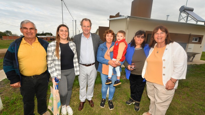 Bordet entreg&oacute; viviendas y aportes en Villa Elisa