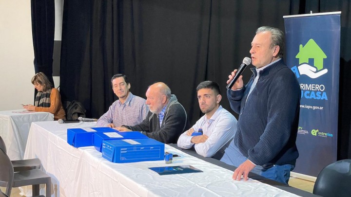 Familias de Concepci&oacute;n del Uruguay contar&aacute;n con las escrituras de sus viviendas sociales