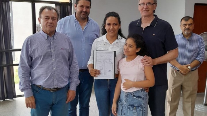 Diez familias de Colonia Ayu&iacute; cuentan con casa propia