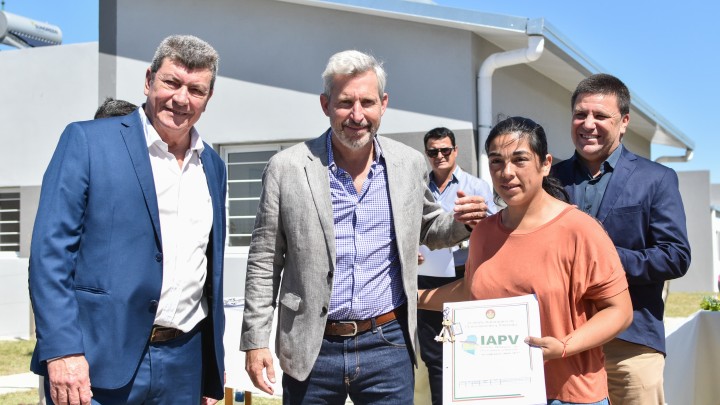 El gobernador entreg&oacute; 42 viviendas en Rosario del Tala y llam&oacute; a profundizar las coincidencias