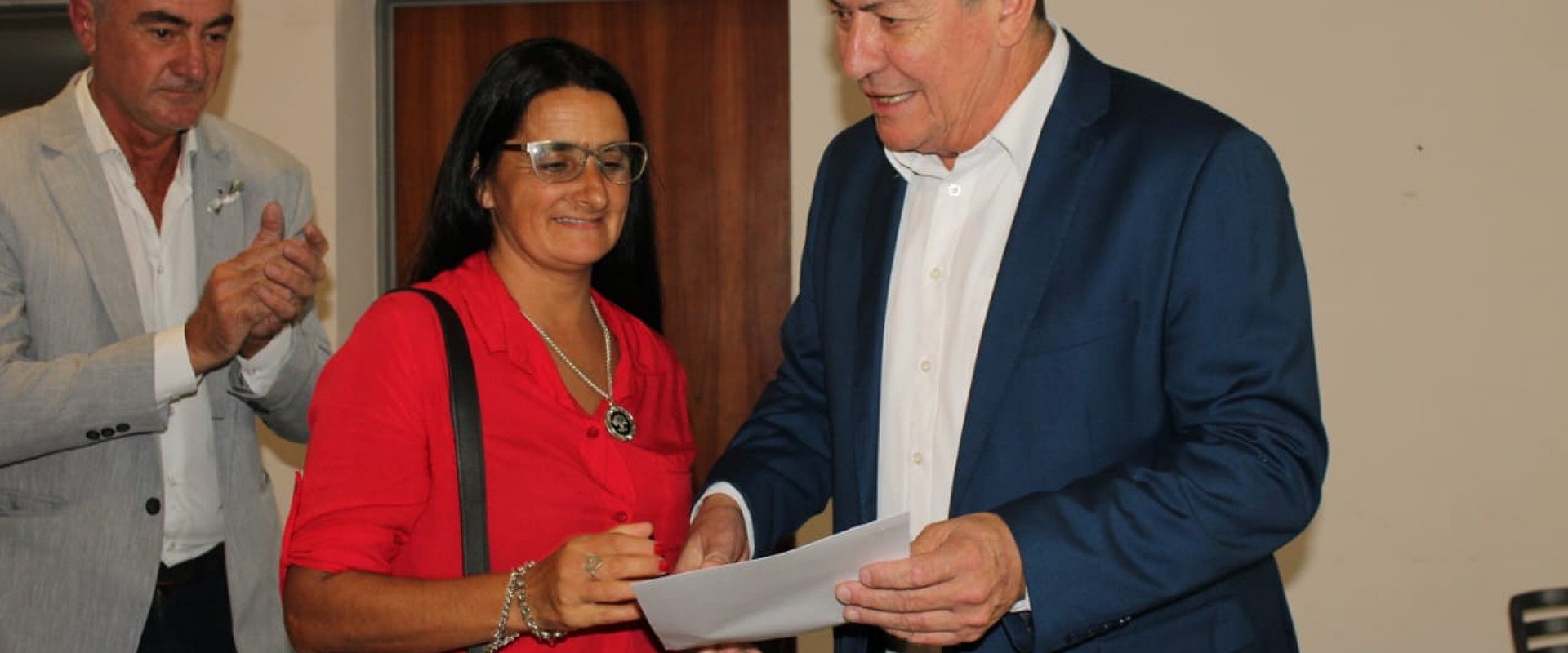Familias de Hern&aacute;ndez recibieron las escrituras de sus viviendas