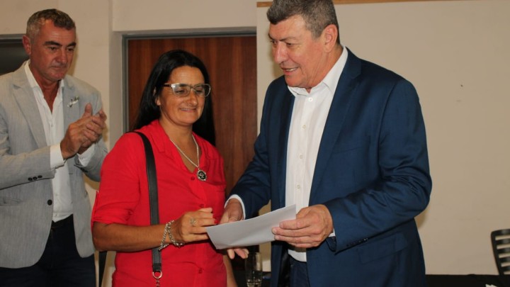 Familias de Hern&aacute;ndez recibieron las escrituras de sus viviendas