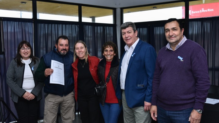 Se rubricaron escrituras para familias de Colonia Ayu&iacute; y Los Charr&uacute;as