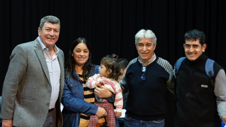 Familias de seis localidades del departamento Uruguay contar&aacute;n con las escrituras de sus viviendas