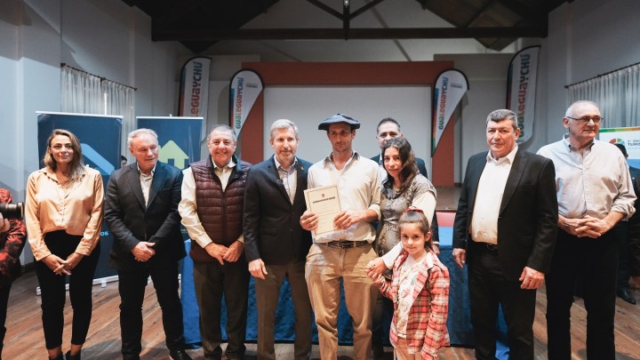 Frigerio entreg&oacute; 250 escrituras a adjudicatarios del IAPV en Gualeguaych&uacute;