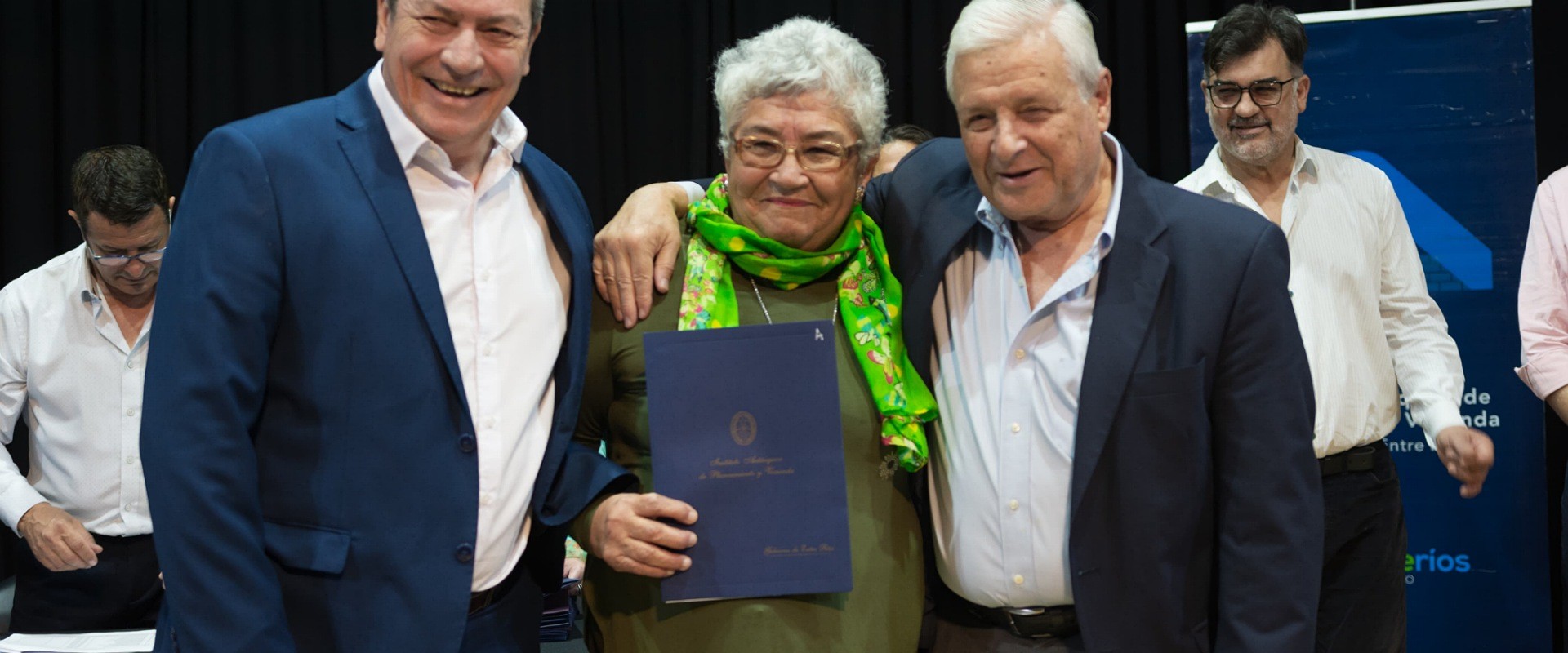 M&aacute;s de 400 familias del departamento Uruguay recibieron las escrituras de sus viviendas sociales
