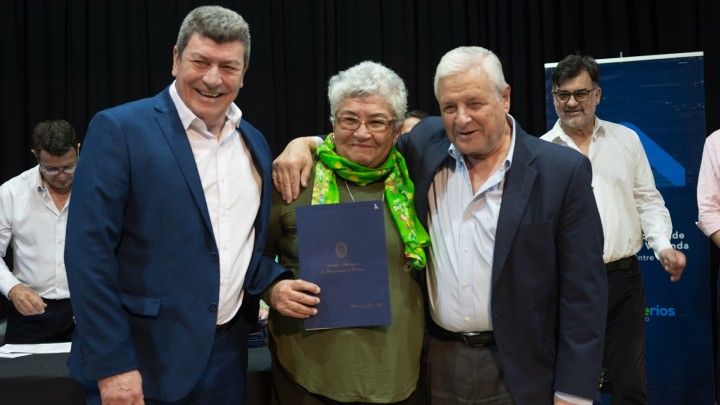 M&aacute;s de 400 familias del departamento Uruguay recibieron las escrituras de sus viviendas sociales