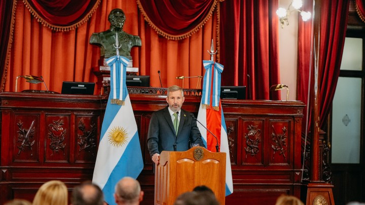 Frigerio present&oacute; el presupuesto 2025 y anunci&oacute; la baja del d&eacute;ficit provincial