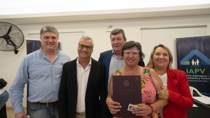 El gobierno entreg&oacute; escrituras de viviendas en Gualeguay