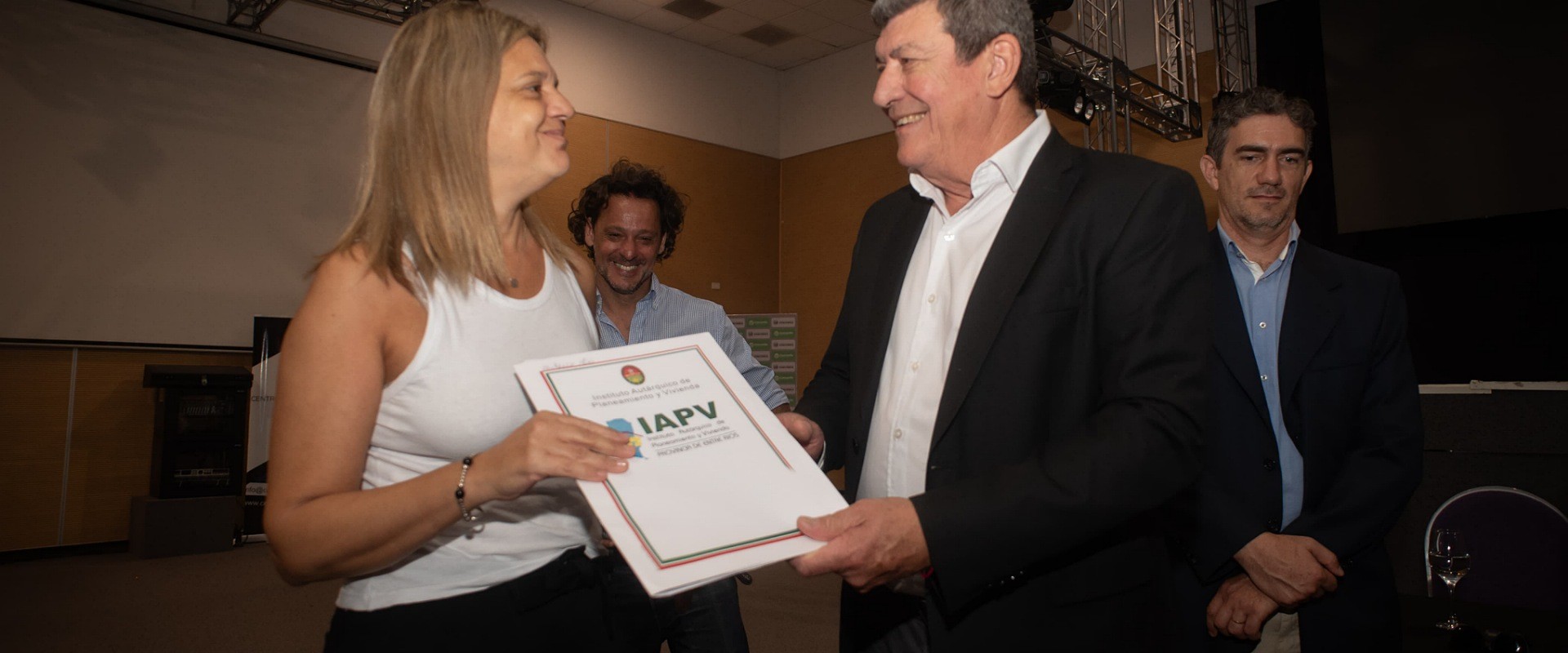 El gobierno entreg&oacute; escrituras de sus viviendas a familias concordienses