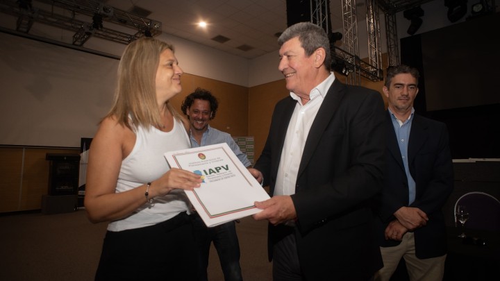 El gobierno entreg&oacute; escrituras de sus viviendas a familias concordienses