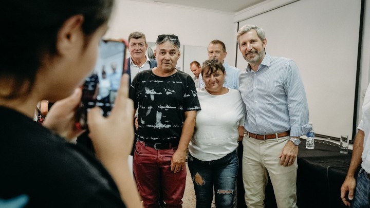 Frigerio entreg&oacute; escrituras de viviendas a familias de La Paz