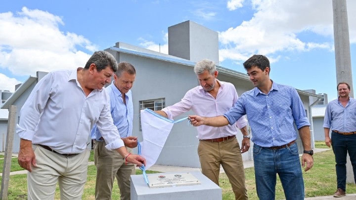 El gobierno provincial entreg&oacute; 60 viviendas en La Paz