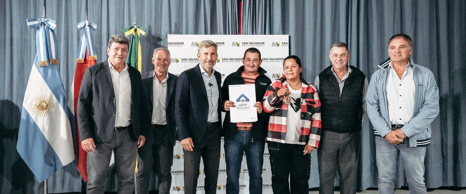 El gobernador inaugur&oacute; un barrio y entreg&oacute; escrituras de viviendas en San Salvador