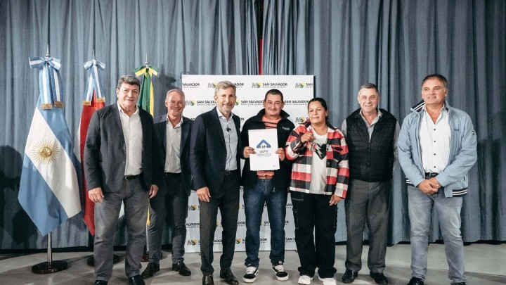 El gobernador inaugur&oacute; un barrio y entreg&oacute; escrituras de viviendas en San Salvador