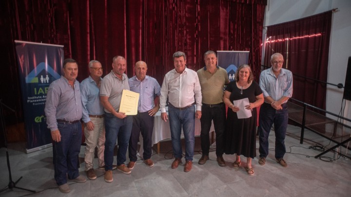 La provincia entreg&oacute; 48 escrituras a familias de General Galarza