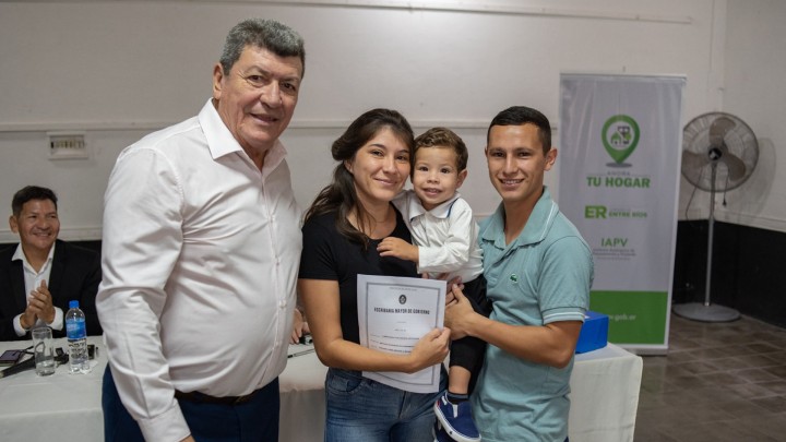 Nuevas familias de Rosario del Tala contar&aacute;n con las escrituras de sus viviendas
