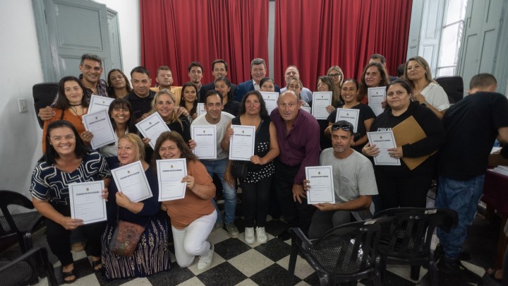 Familias de Nogoy&aacute; recibieron las escrituras de sus viviendas