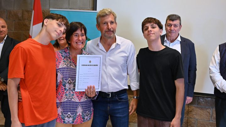 Docentes de Villa Elisa reciben las escrituras de sus viviendas
