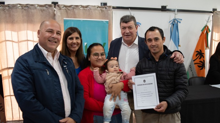 Familias de Ubajay y Villa Elisa rubricaron las escrituras de sus viviendas