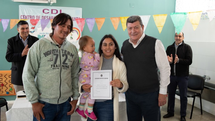 Familias de San Gustavo y Bovril firmaron escrituras y acceder&aacute;n a la propiedad de sus viviendas