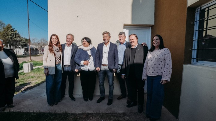 Frigerio inaugur&oacute; una escuela, entreg&oacute; equipos al hospital y recorri&oacute; obras en Chajar&iacute;