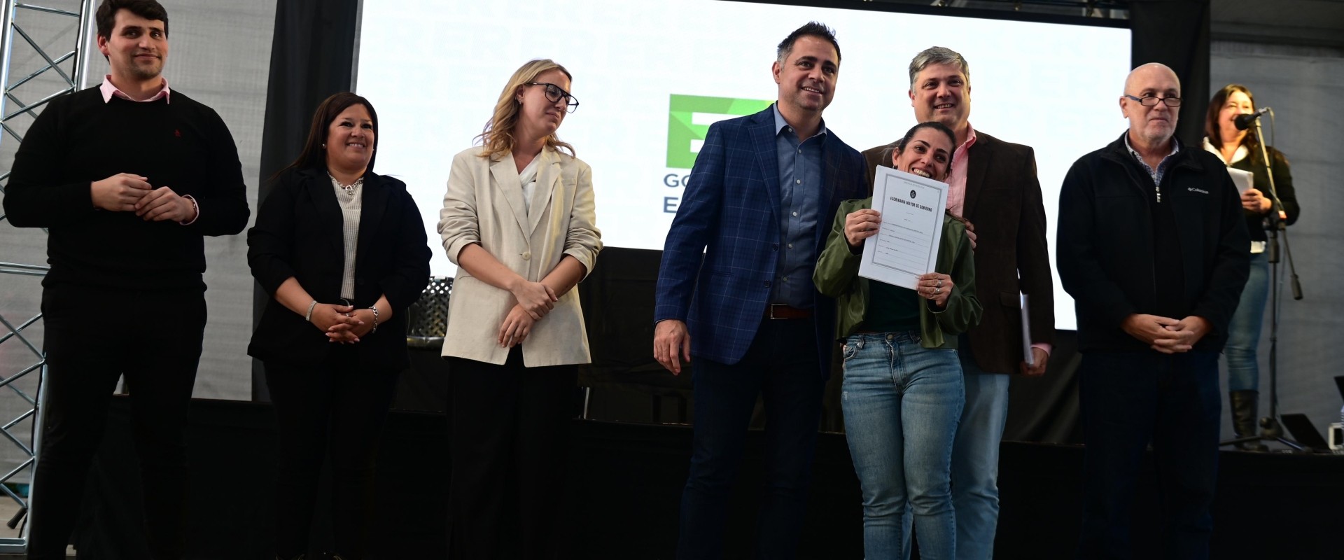 El gobierno provincial entreg&oacute; las escrituras de sus viviendas a familias de Gualeguaych&uacute;