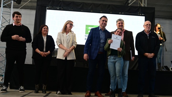 El gobierno provincial entreg&oacute; las escrituras de sus viviendas a familias de Gualeguaych&uacute;