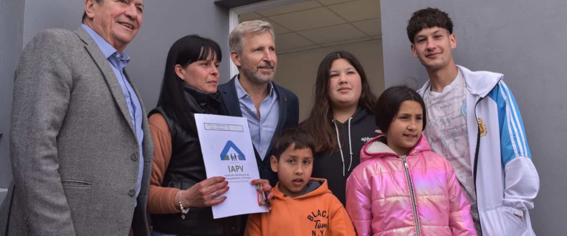 El gobernador entreg&oacute; viviendas a diez nuevas familias de General Racedo