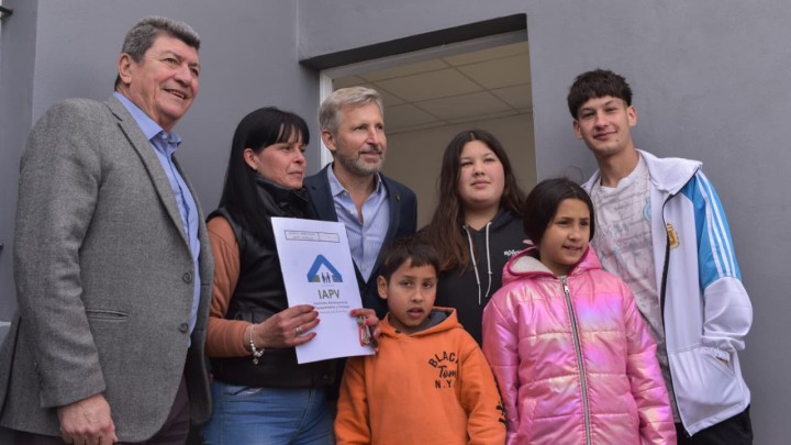 El gobernador entreg&oacute; viviendas a diez nuevas familias de General Racedo
