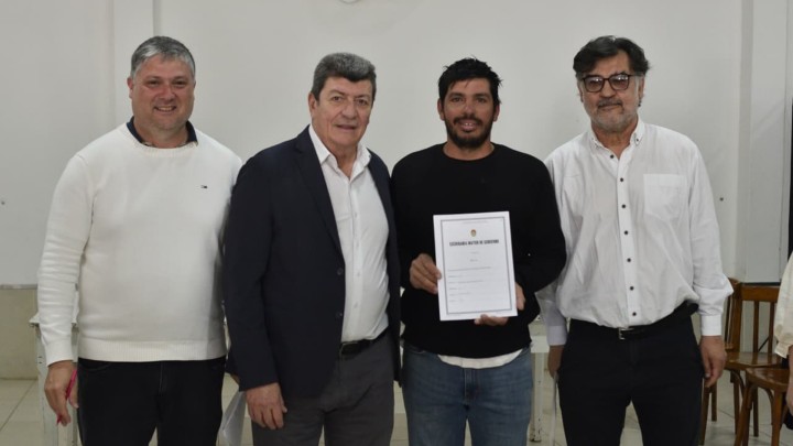 La provincia entreg&oacute; escrituras de viviendas en Villaguay