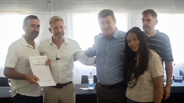 El gobernador inaugur&oacute; la ampliaci&oacute;n de la red de gas natural y entreg&oacute; escrituras a familias de Maci&aacute;