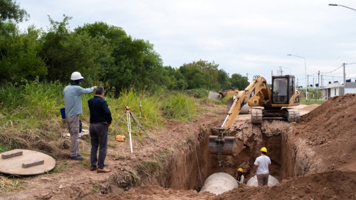 Autoridades del IAPV recorrieron obras de infraestructura en el barrio Humedales del Oeste en Paran&aacute;