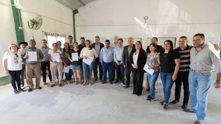 Familias de Arroyo Cl&eacute; y Rosario del Tala recibieron las escrituras de sus viviendas