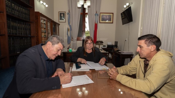 Se rubric&oacute; el contrato para construir 10 nuevas viviendas para el personal policial en Chajar&iacute;