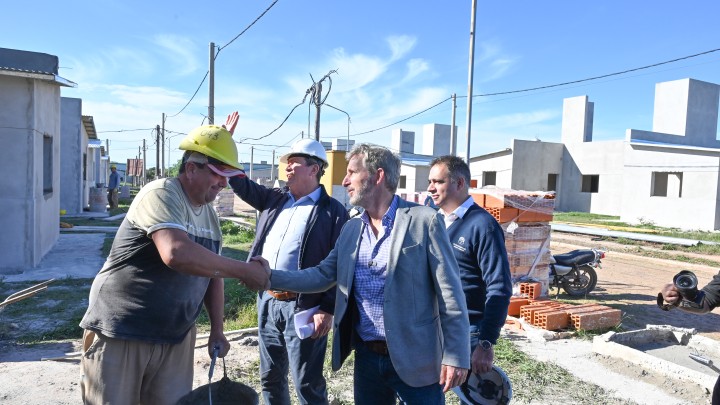 El gobernador recorri&oacute; viviendas en construcci&oacute;n y ratific&oacute; la finalizaci&oacute;n de obras habitacionales en Gualeguaych&uacute;