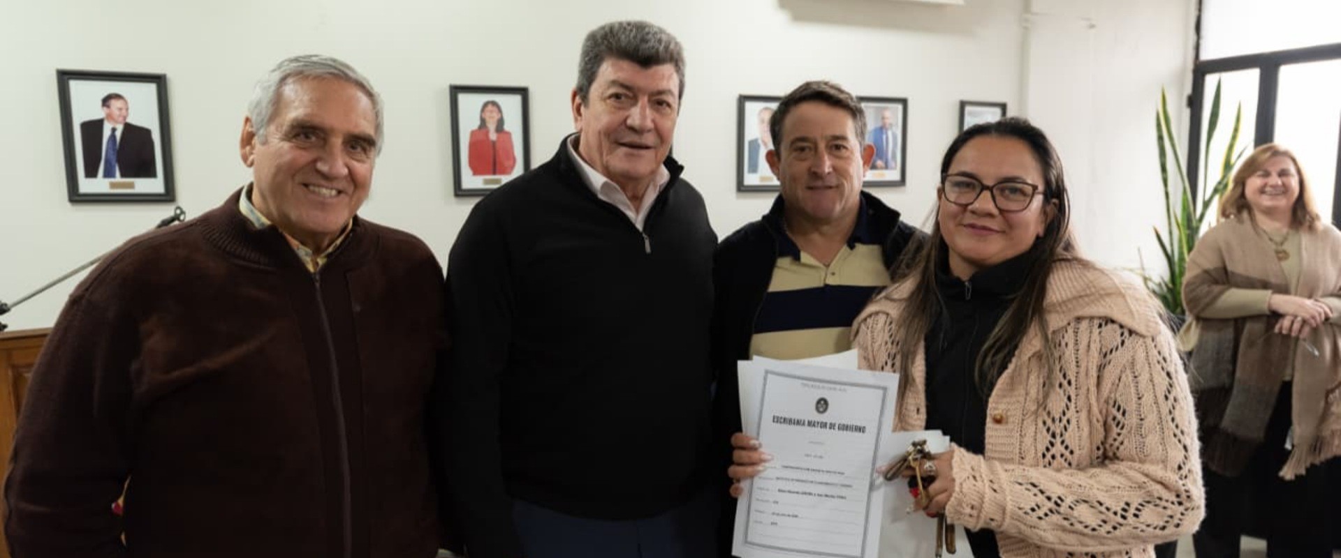 M&aacute;s familias de Santa Elena contar&aacute;n con las escrituras de sus viviendas sociales