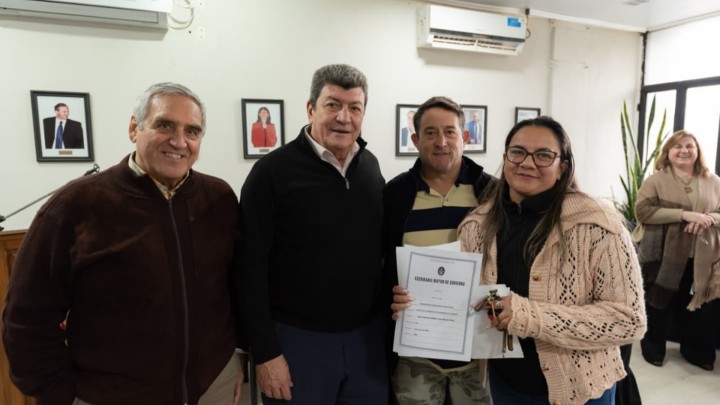 M&aacute;s familias de Santa Elena contar&aacute;n con las escrituras de sus viviendas sociales