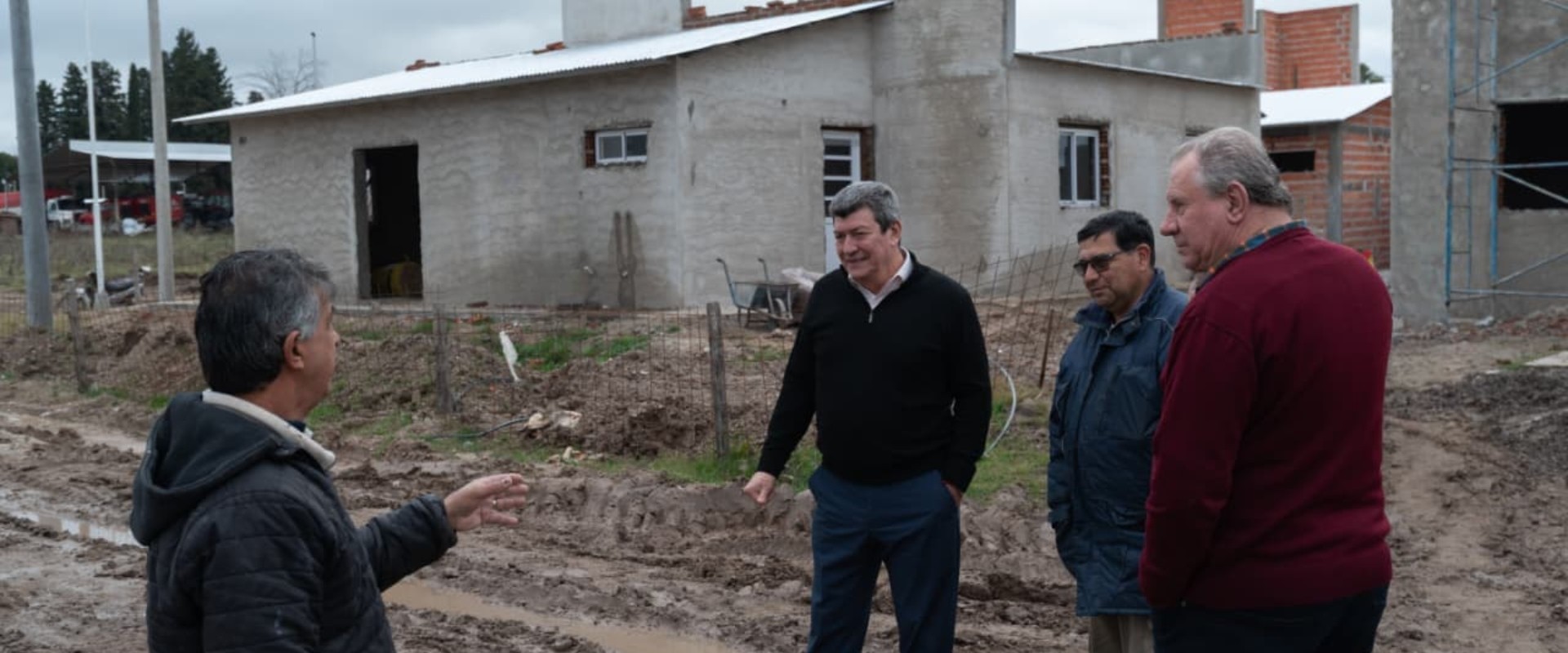 Recorrieron la obra de 20 viviendas que la provincia construye en Lucas Gonz&aacute;lez