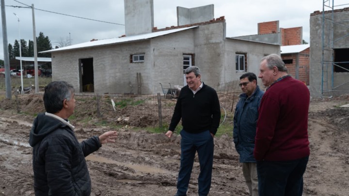 Recorrieron la obra de 20 viviendas que la provincia construye en Lucas Gonz&aacute;lez