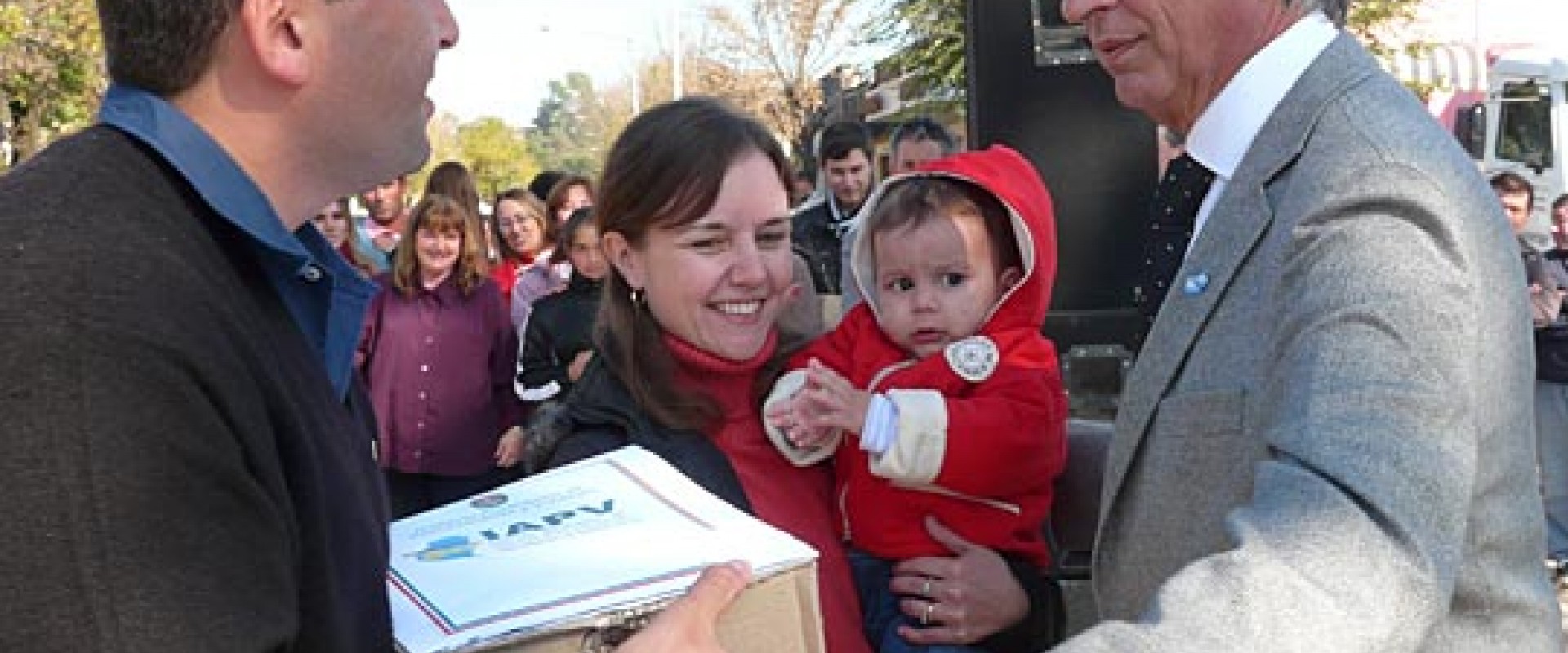 Diez familias de Lucas Gonz&aacute;lez recibieron las llaves de su nueva vivienda