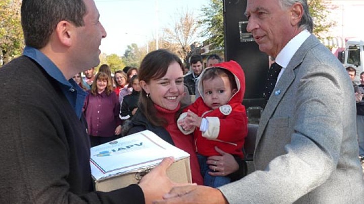 Diez familias de Lucas Gonz&aacute;lez recibieron las llaves de su nueva vivienda