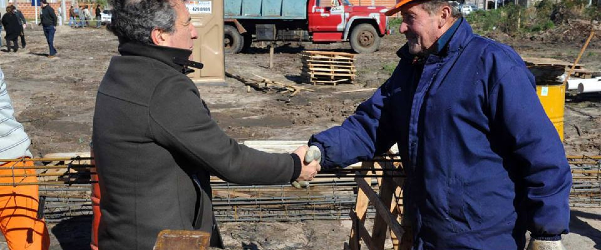 URRIBARRI RECORRI&Oacute; EL GRUPO HABITACIONAL QUE EL IAPV CONSTRUYE EN CHAJAR&Iacute;