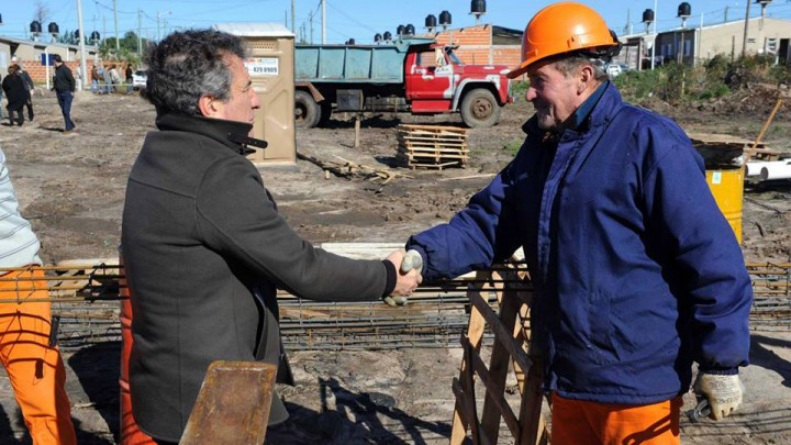 URRIBARRI RECORRI&Oacute; EL GRUPO HABITACIONAL QUE EL IAPV CONSTRUYE EN CHAJAR&Iacute;