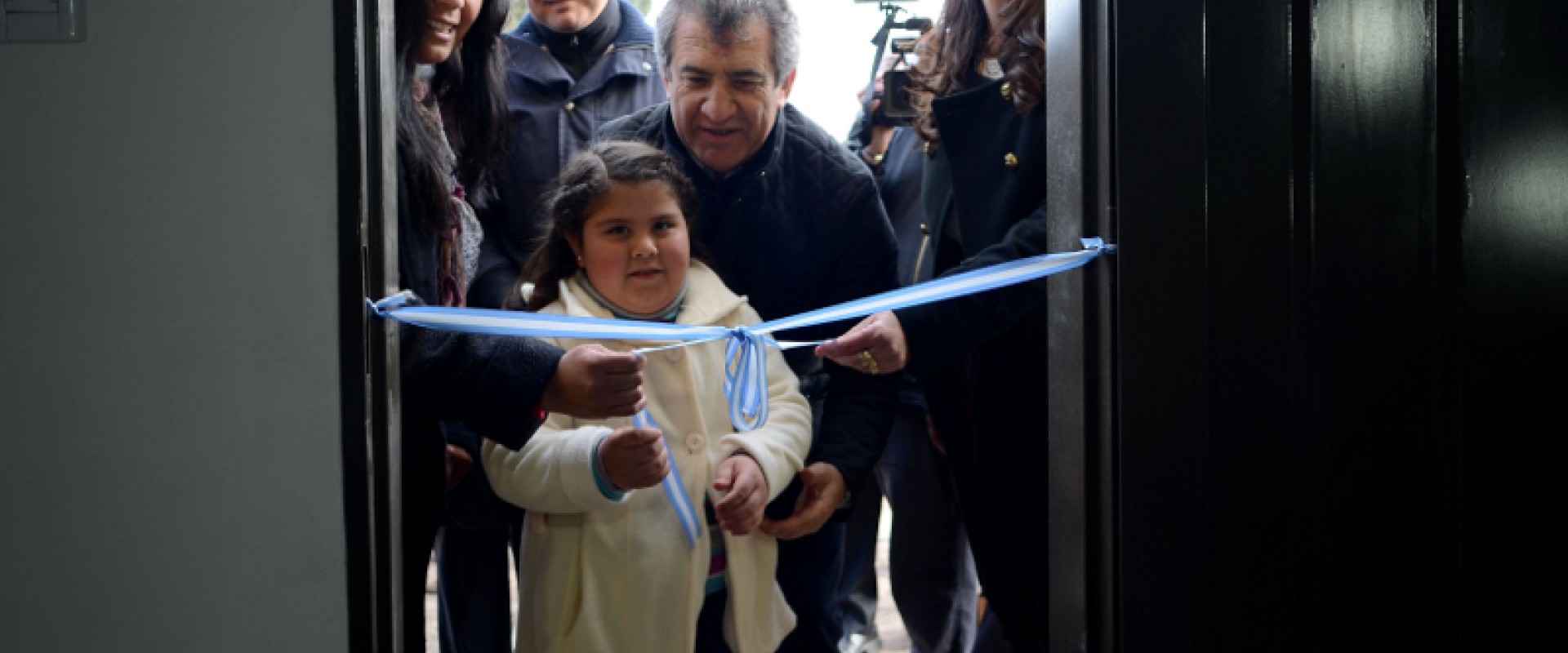 Urribarri entreg&oacute; viviendas a 54 familias de Diamante