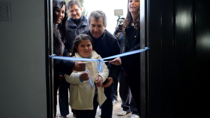 Urribarri entreg&oacute; viviendas a 54 familias de Diamante