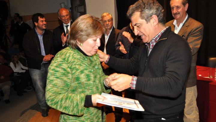 Urribarri entreg&oacute; 96 viviendas en Concepci&oacute;n del Uruguay y aportes para obras en escuelas y en municipios